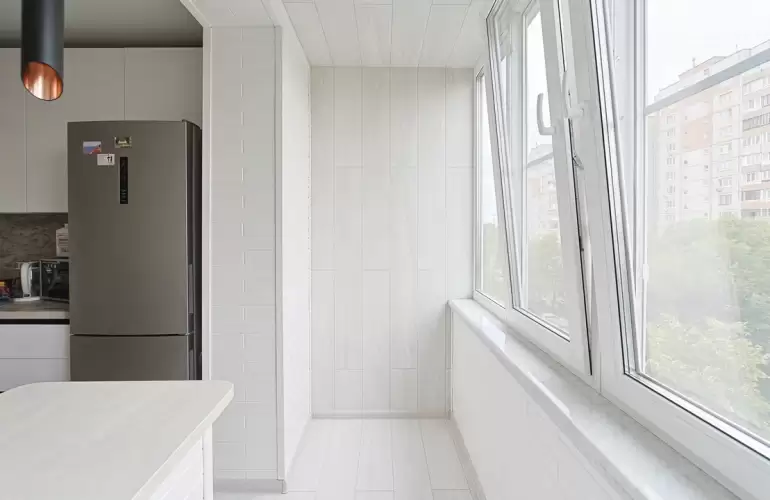 Отделка П-образного балкона искусственным камнем с утеплением