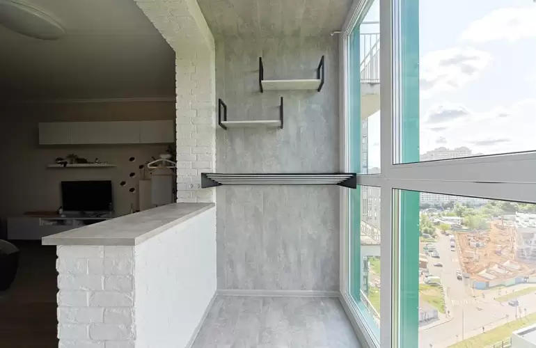 Лоджия с объединением и акцентной отделкой искусственным камнем