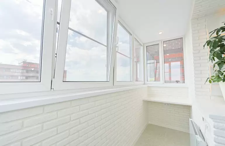 Объединение балкона с кухней и отделка стеновым паркетом