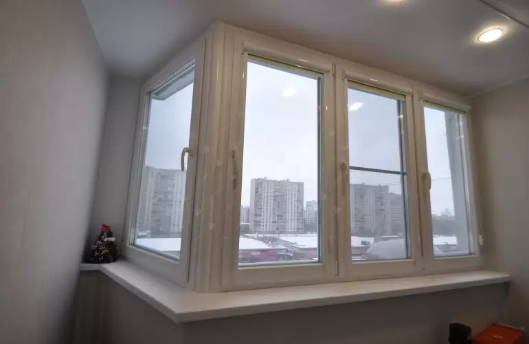 Пример работы: теплое остекление балкона Сапожок окнами ПВХ Рехау